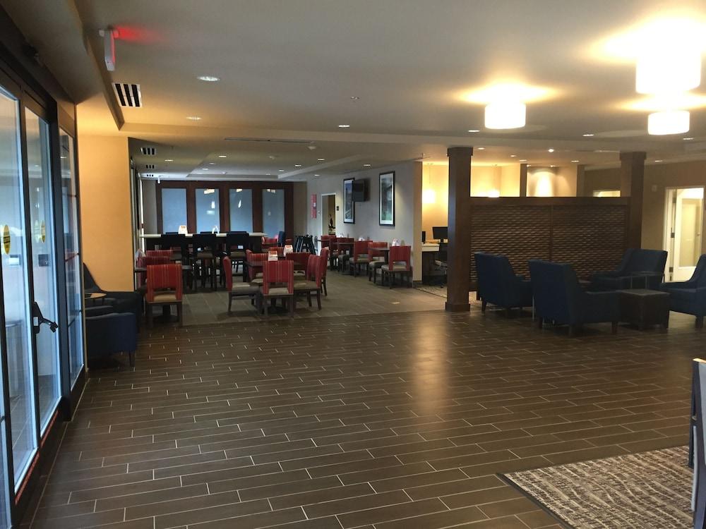 Comfort Inn & Suites Lynchburg Airport - University Area Exterior photo