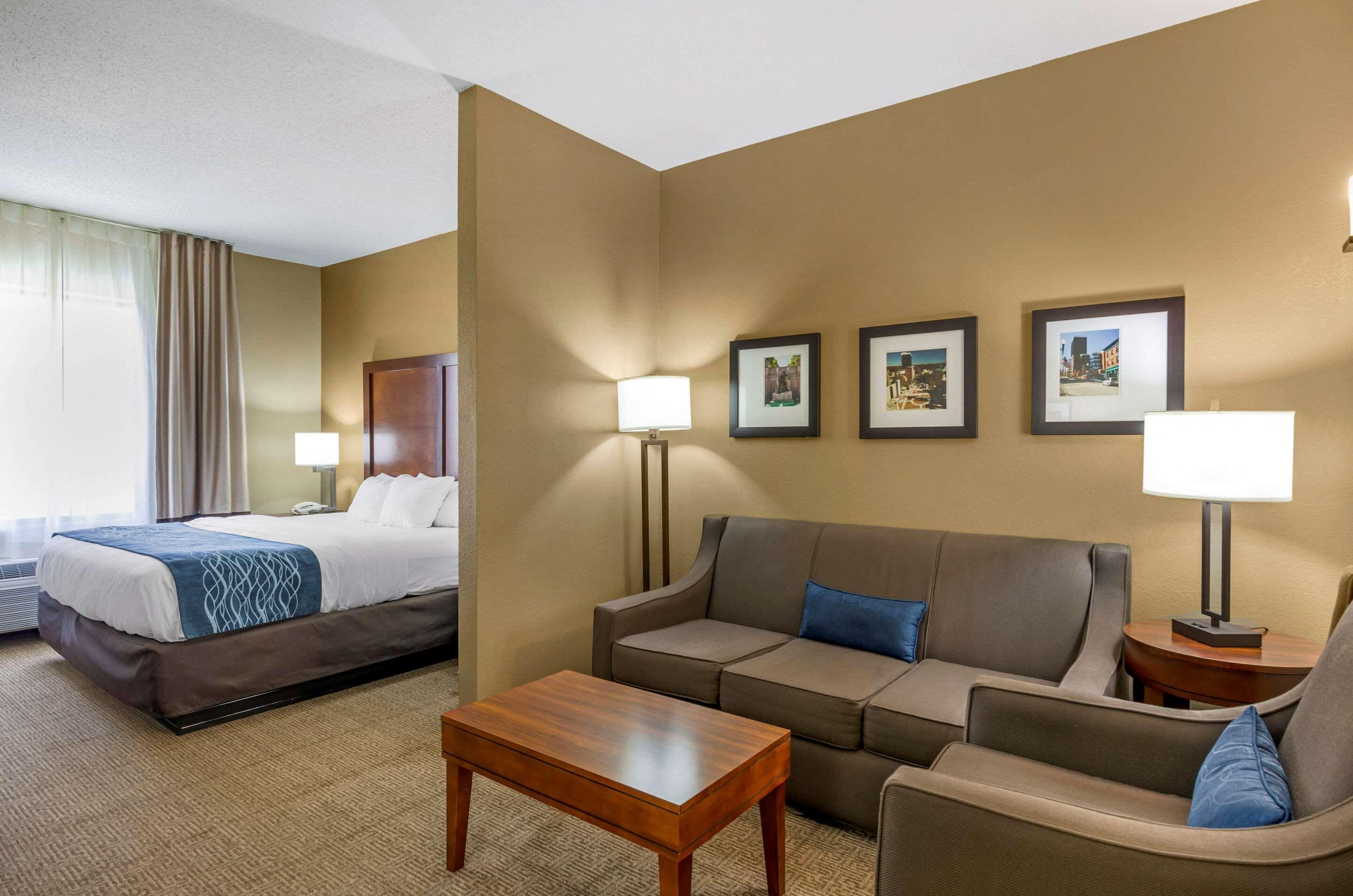 Comfort Inn & Suites Lynchburg Airport - University Area Exterior photo