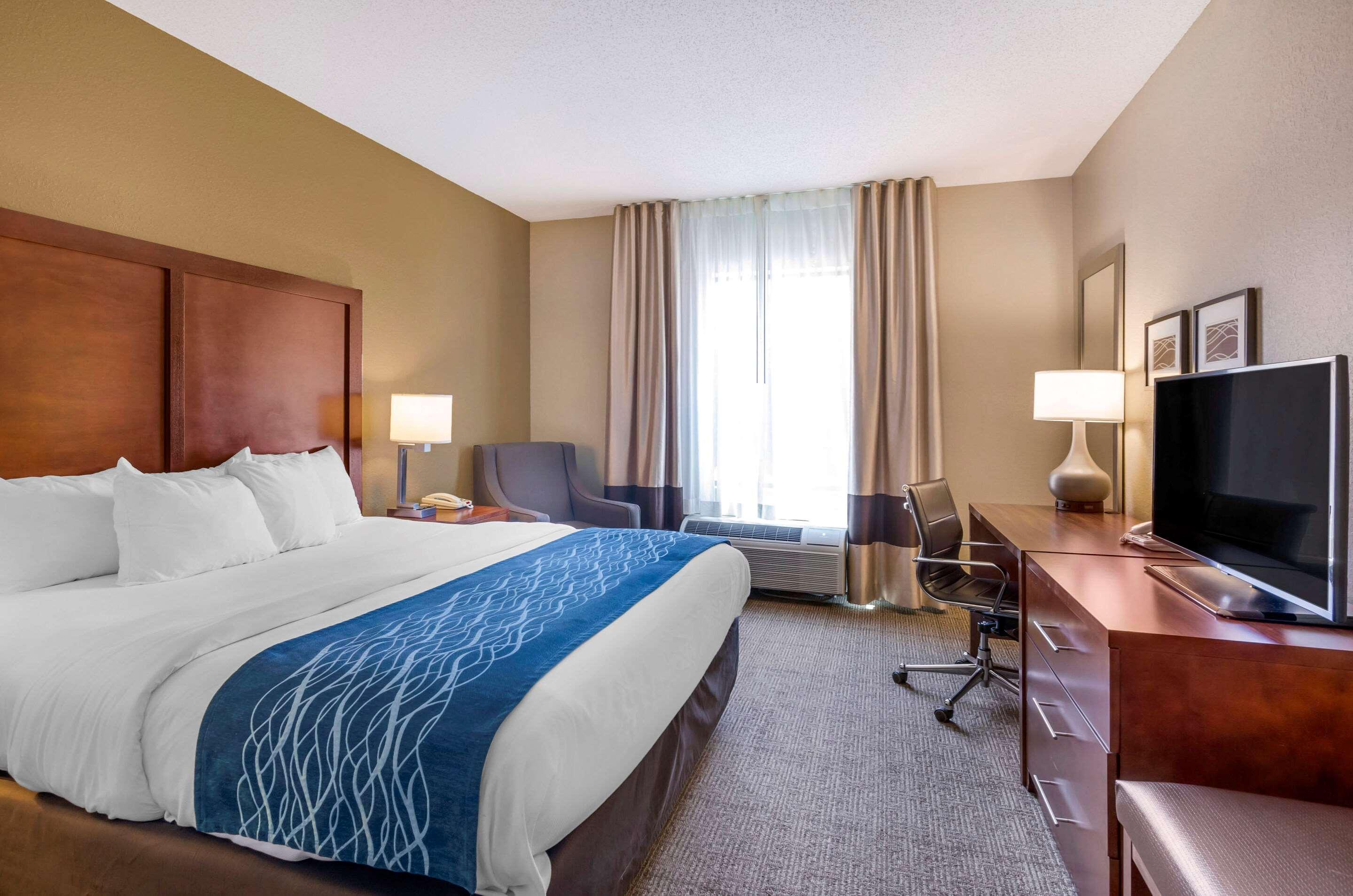 Comfort Inn & Suites Lynchburg Airport - University Area Exterior photo