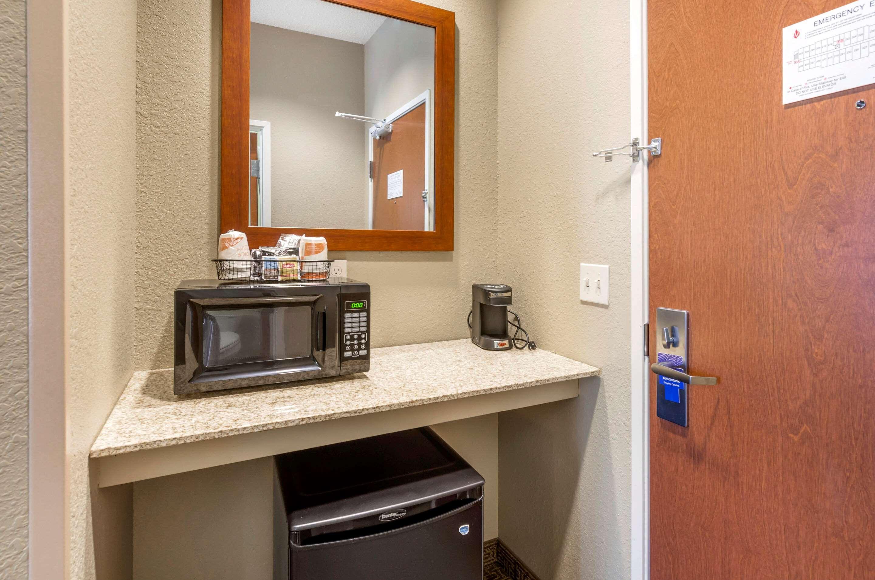 Comfort Inn & Suites Lynchburg Airport - University Area Exterior photo