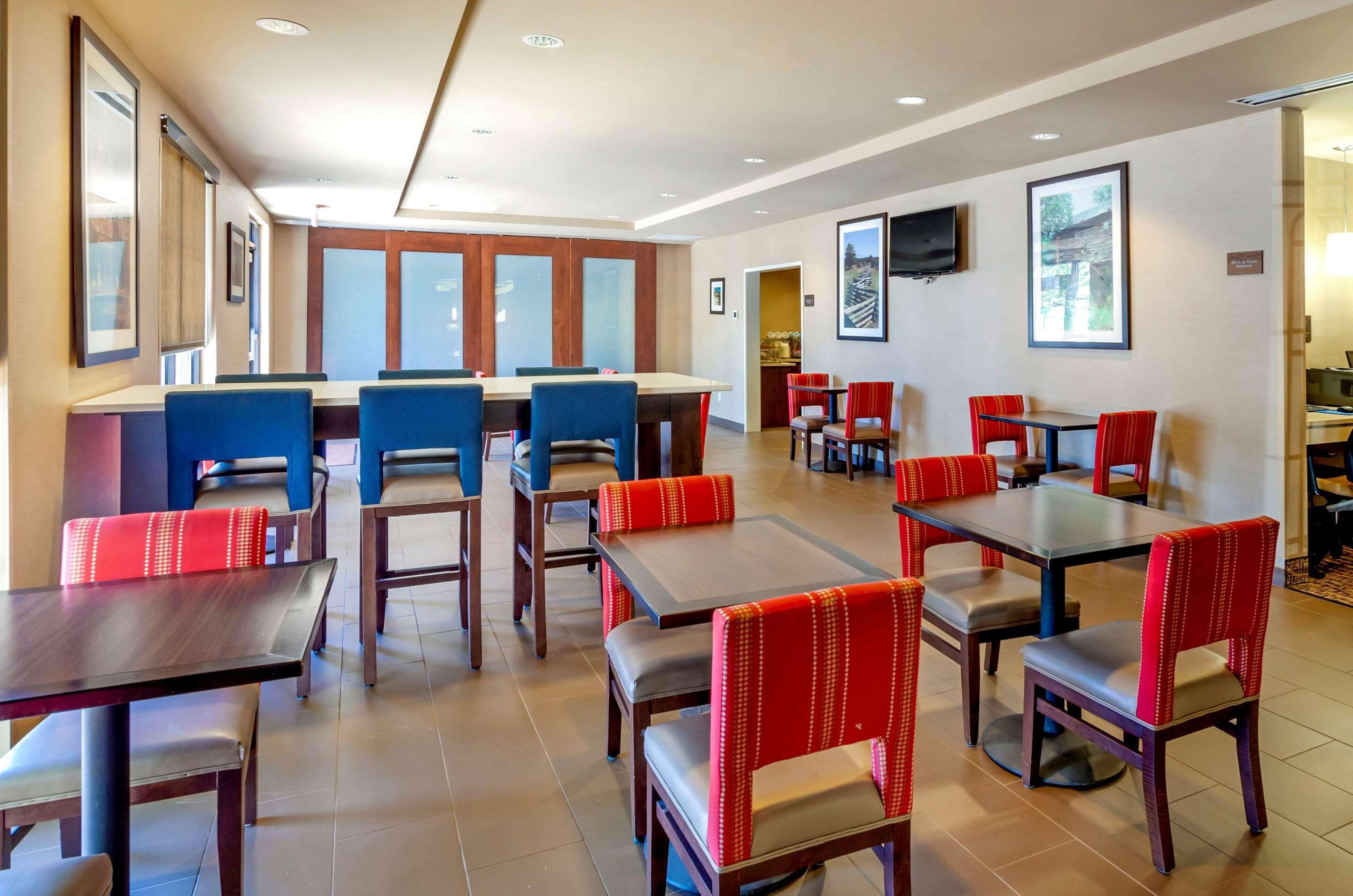 Comfort Inn & Suites Lynchburg Airport - University Area Exterior photo