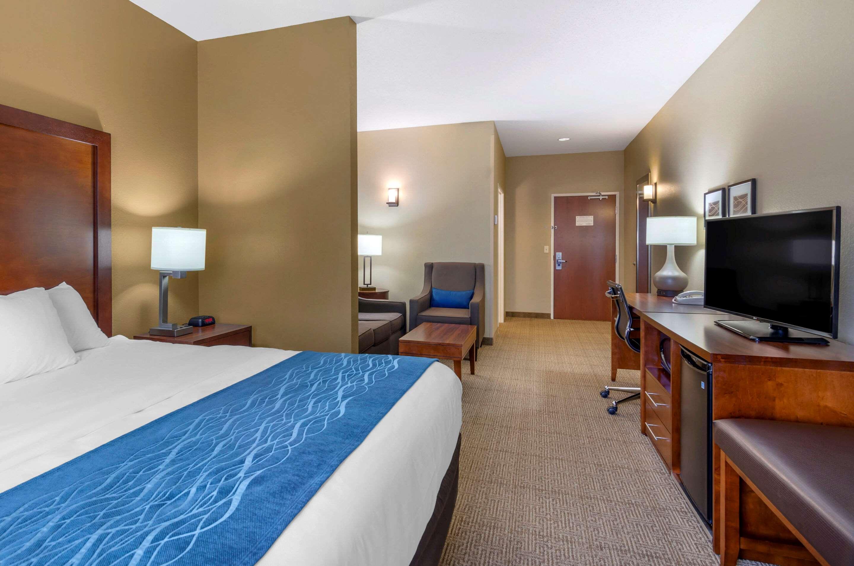 Comfort Inn & Suites Lynchburg Airport - University Area Exterior photo