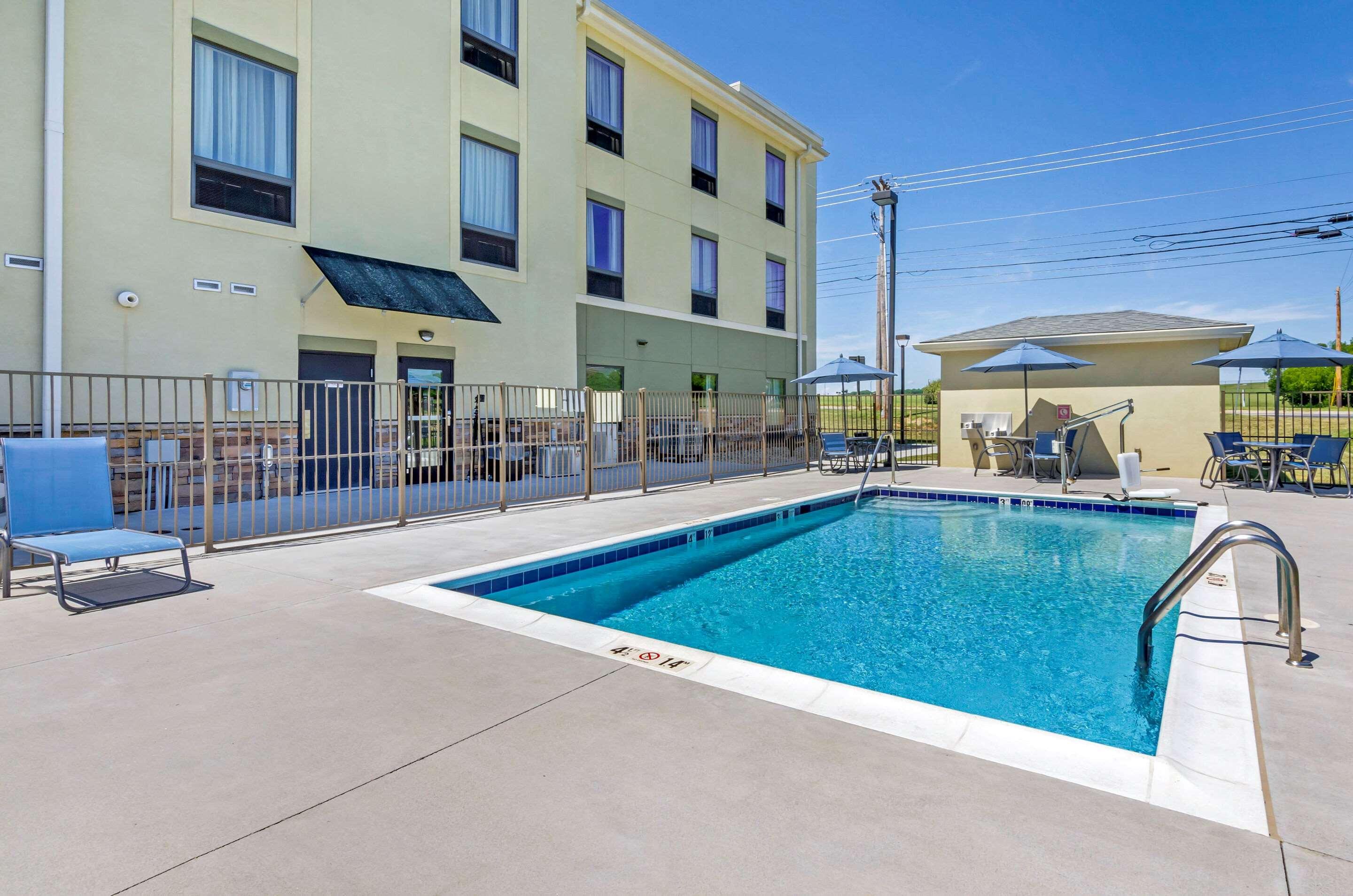 Comfort Inn & Suites Lynchburg Airport - University Area Exterior photo